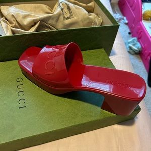 Gucci Womens rubber slide sandal Hibiscus Red